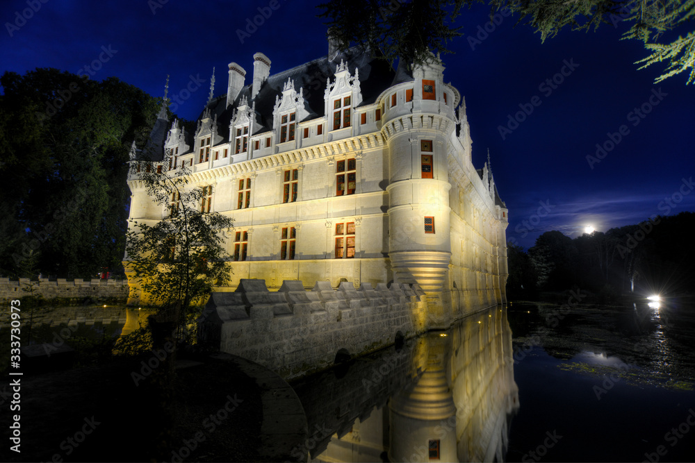 Château de Loire en France Azay-le-Rideau sous un ciel nocturne d'été