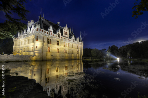 Château de Loire en France Azay-le-Rideau sous un ciel nocturne d'été