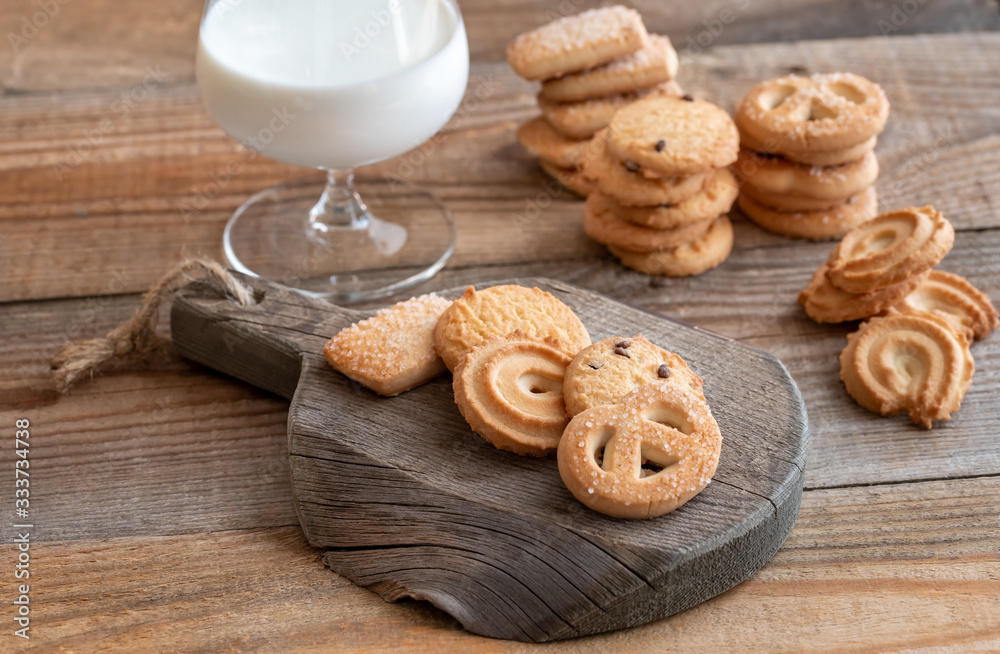 Butter cookies wit glass of milk
