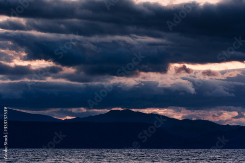 日本・北海道の国立公園、支笏湖の日没