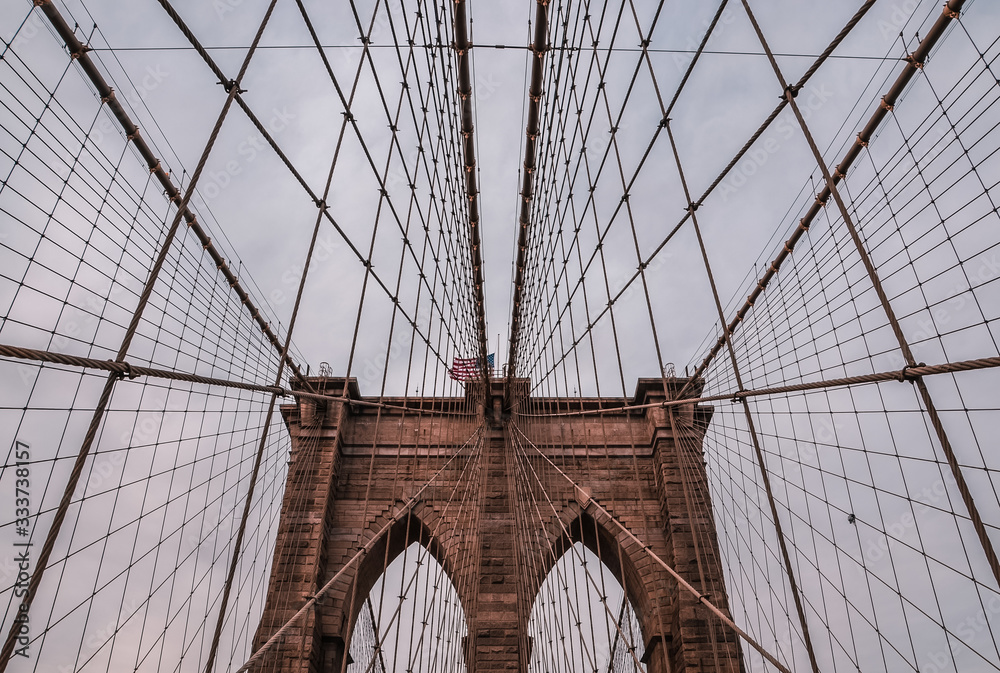 Fototapeta premium Symmetrische Drahtseile der Brooklyn Bridge
