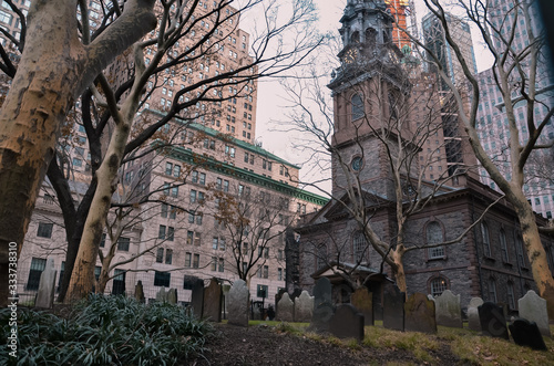 St. Pauls Chapel - alte Kirche in New York City im Winter photo