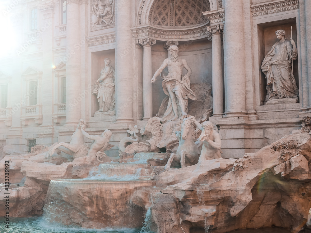 Trevi Brunnen in Rom bei Sonnenaufgang