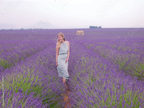 Fototapeta Naklejka Na Ścianę i Meble -  Frau auf Lavendelfeld in der Provence