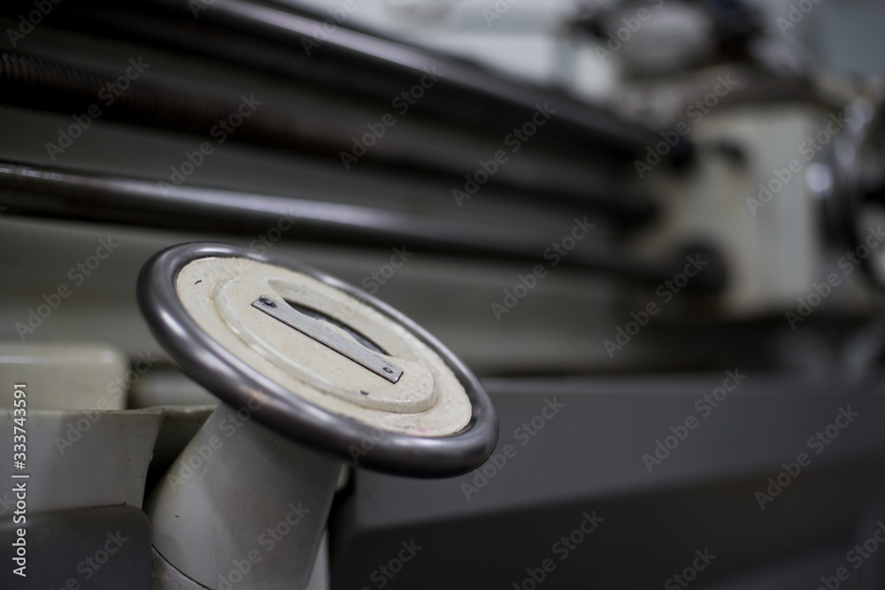 Obraz premium Abandoned machine metalworking lathe in a factory closing due to the pandemic virus