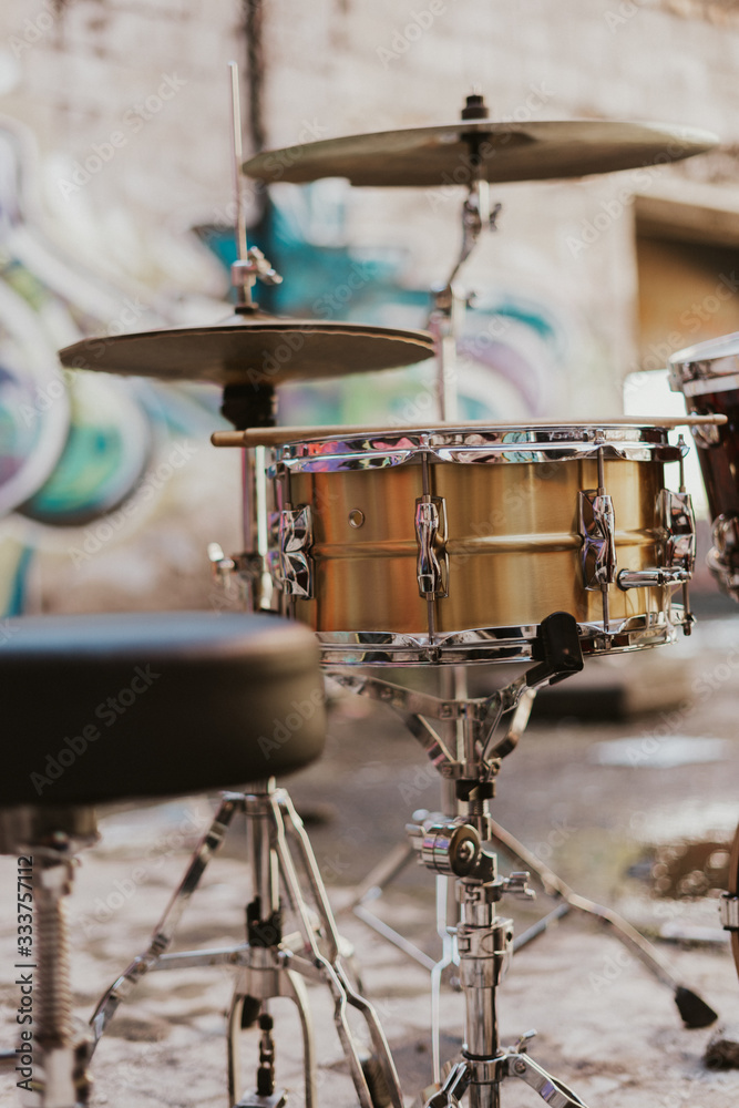 Obraz premium Pretty drummer with drumsticks