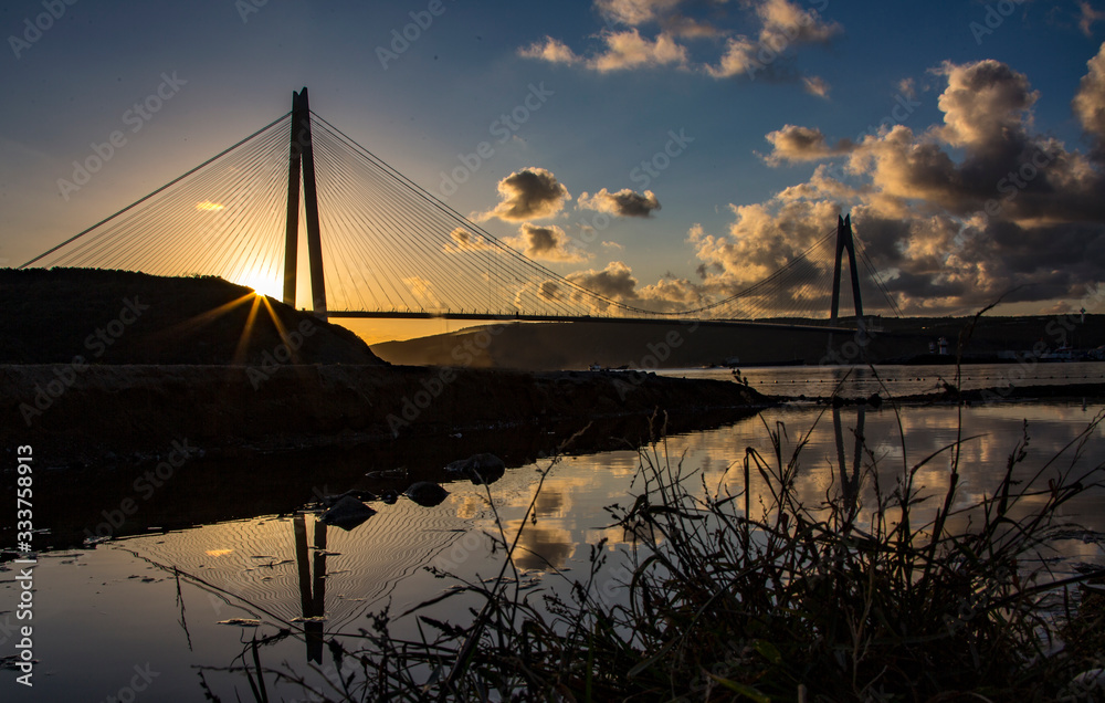 Obraz premium third bridge or yavuz sultan selim bridge at Night