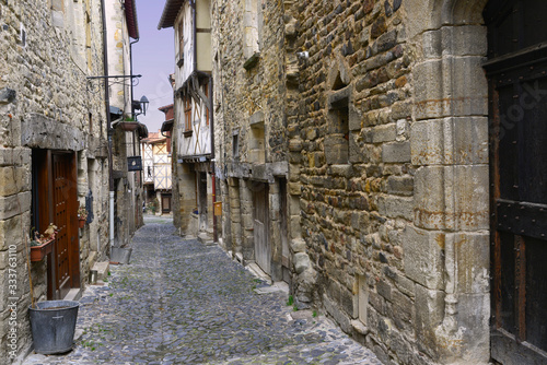 Fototapeta Naklejka Na Ścianę i Meble -  Rue des Boucheries à Billom (63160), département du Puy-de-Dôme en région Auvergne-Rhône-Alpes, France	