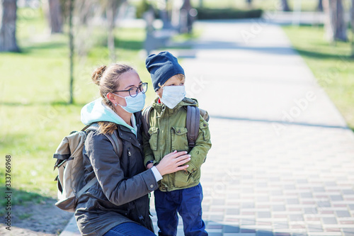 Photographie Mother and her son outdoor wearing masks