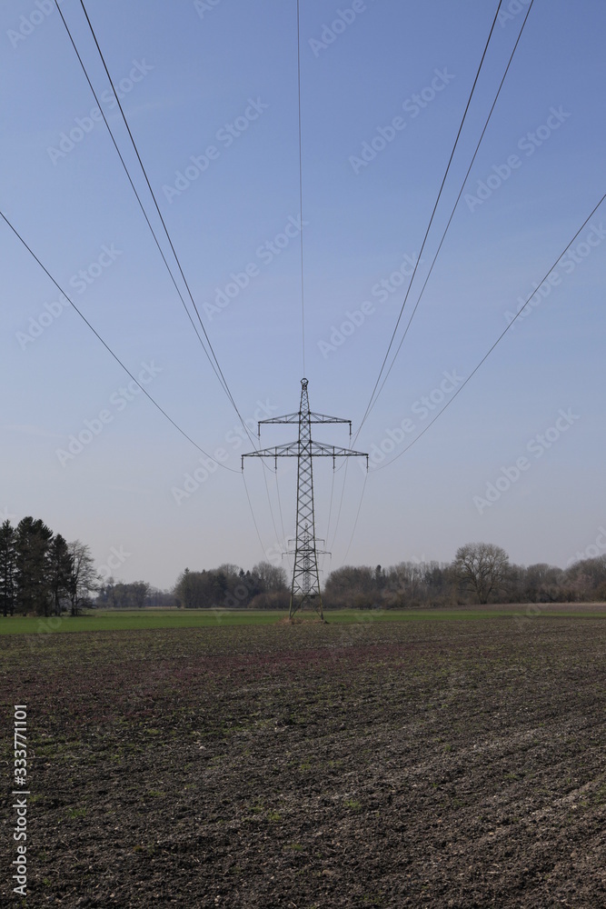 Strommast mit Stromleitungen auf dem Land - Stromtransport Strommast mit Stromleitungen auf dem Land - Stromtransport