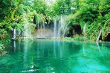 lago con cascadas en un parque nacional en Croacia