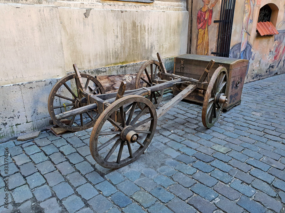 an old wooden carriage 