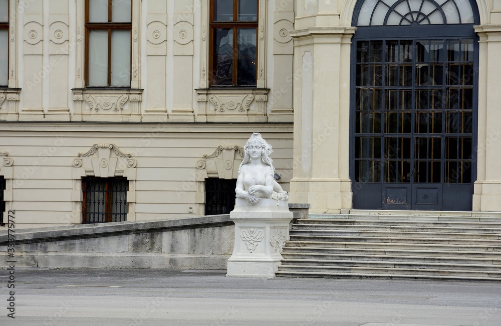 Obraz premium Belvedere Palace complex in Vienna. Austria. Located in Landstrasse, the third district of the city, southeast of the center. Sculptures of the Belvedere. Landmark of Vienna. Belvedere in the summer.