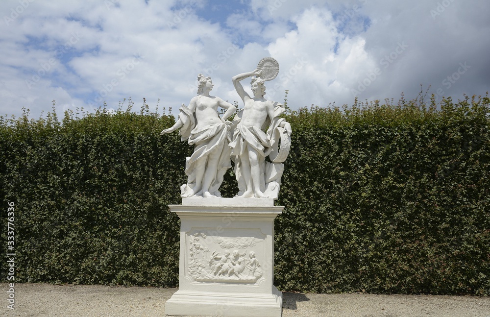 Obraz premium Belvedere Palace complex in Vienna. Austria. Located in Landstrasse, the third district of the city, southeast of the center. Sculptures of the Belvedere. Landmark of Vienna. Belvedere in the summer.