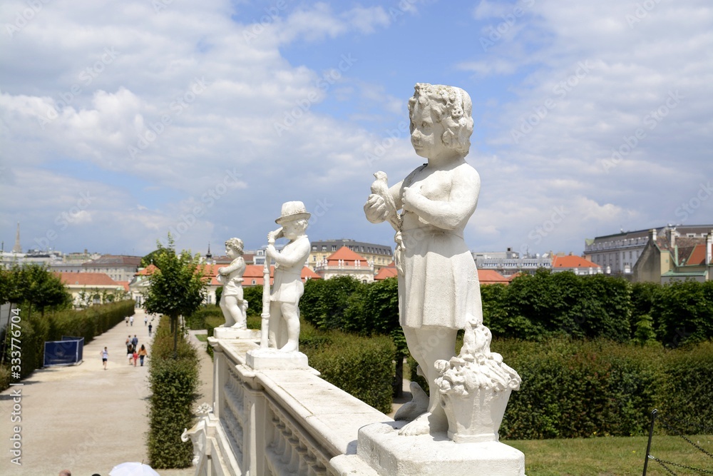 Obraz premium Belvedere Palace complex in Vienna. Austria. Located in Landstrasse, the third district of the city, southeast of the center. Sculptures of the Belvedere. Landmark of Vienna. Belvedere in the summer.