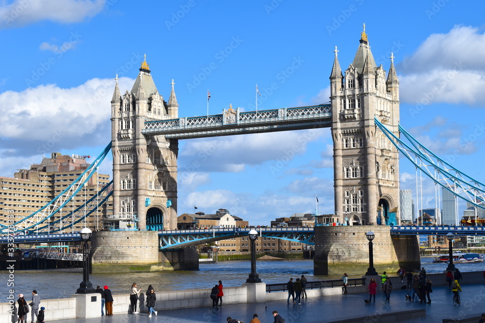 Obraz premium Stunning panoramic views and thrill of seeing London life through glass floor It's free to walk across and witness opening and closing but you will need to buy a ticket for the Tower bridge exhibition