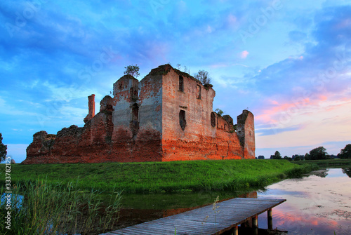 malownicze ruiny zamku w Besiekierach na tle zachodzącego słońca