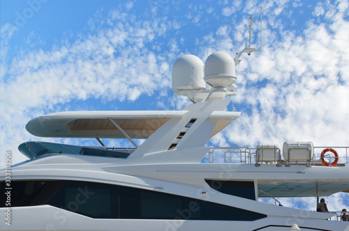 Luxusyacht im Mittelmeer bei blauem Himmel