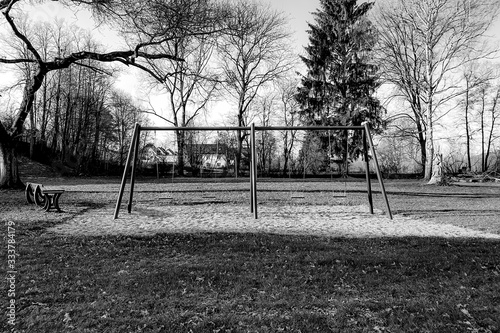 Leere Schaukeln am Spielplatz an einem schönen Tag Schwarz Weiß photo