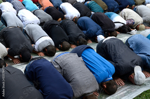Fotografía Group of muslim men kneeling and praying on lawn