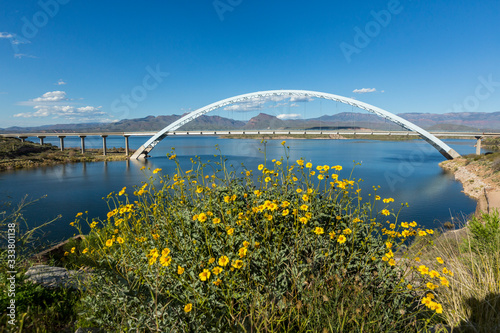 Obraz na plátně Roosevelt lake bridge white metal rainbow arch over water