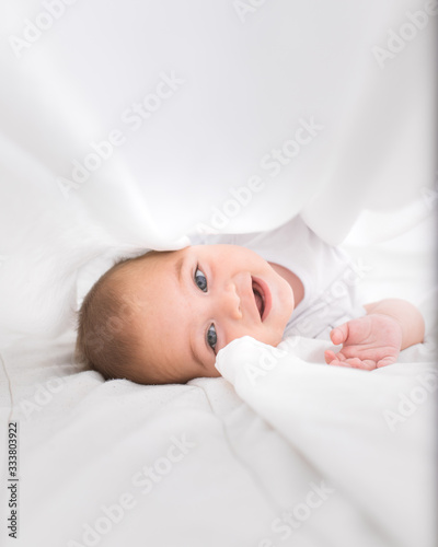 Bebe entre sabanas blancas