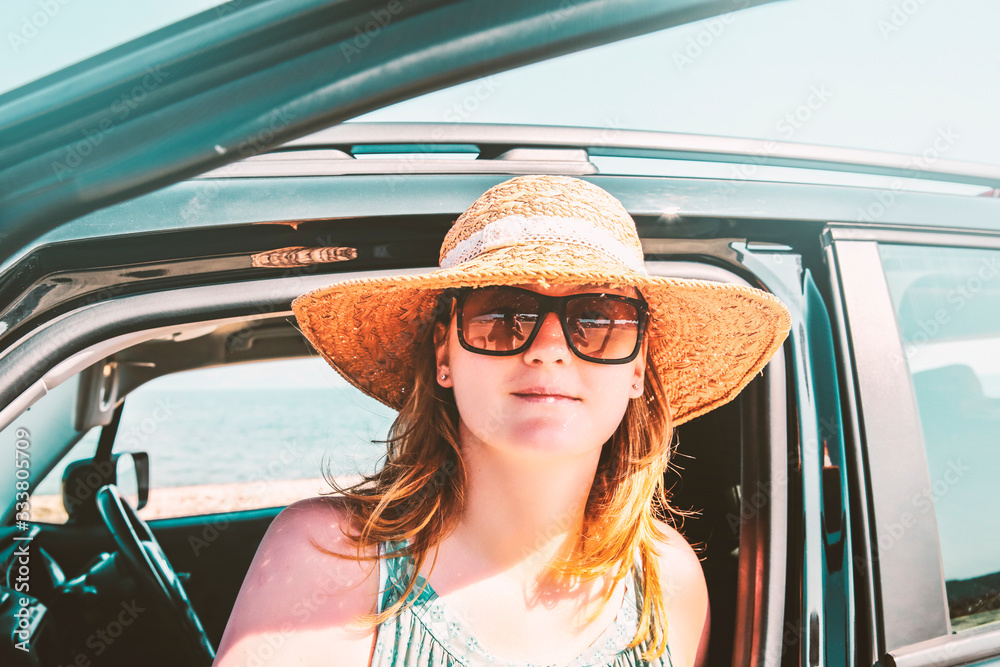 Naklejka premium woman in summer car and sunny day 