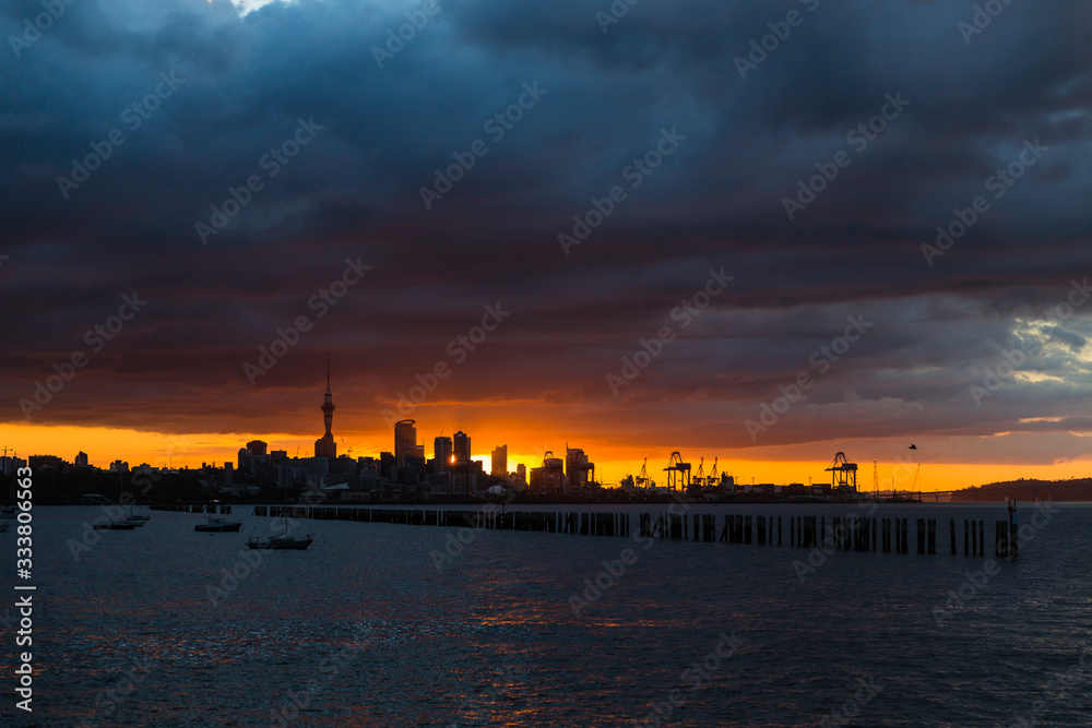 ニュージーランド　オークランドの桟橋からのスカイタワーと夕焼け空