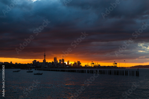 ニュージーランド　オークランドの桟橋からのスカイタワーと夕焼け空 © pespiero
