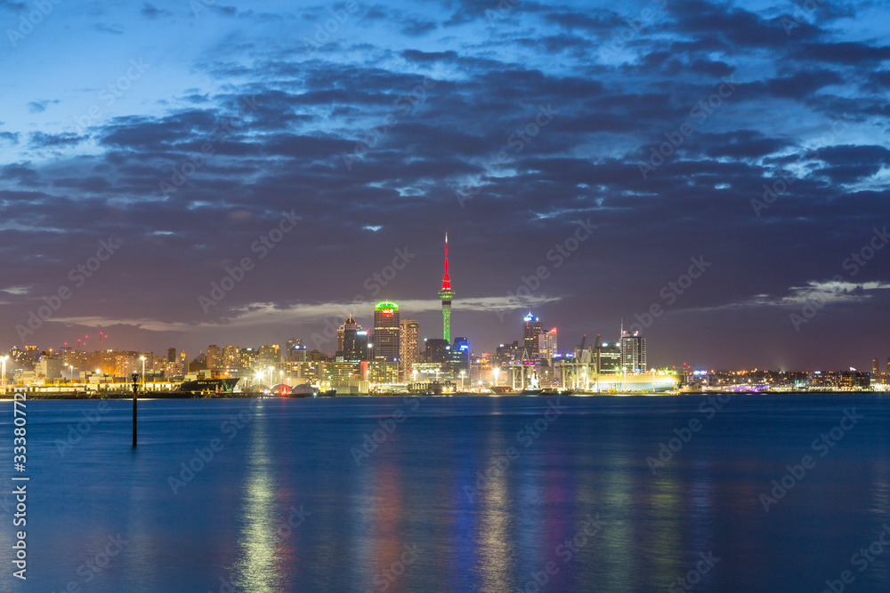 ニュージーランド　オークランドのデボンポートからのスカイタワーと港の夜景