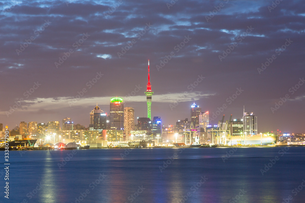 ニュージーランド　オークランドのデボンポートからのスカイタワーと港の夜景