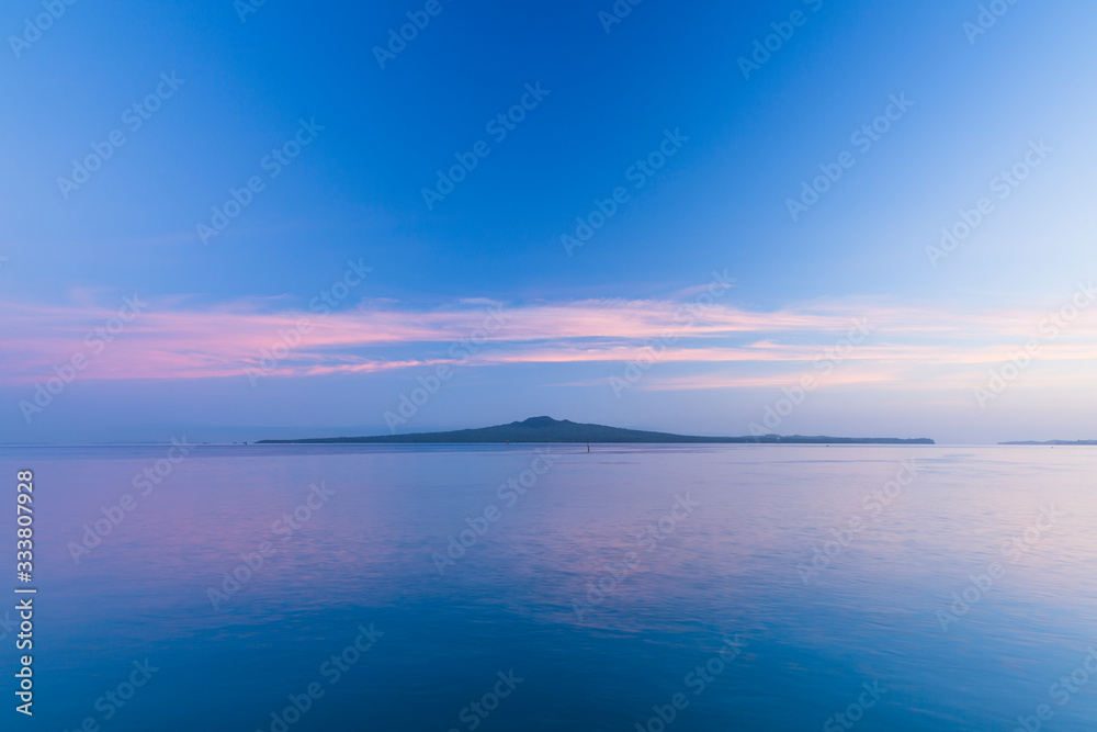 ニュージーランド　オークランドから見える早朝のランギトト島