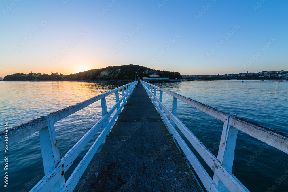 ニュージーランド　オークランドの早朝の桟橋と日の出
