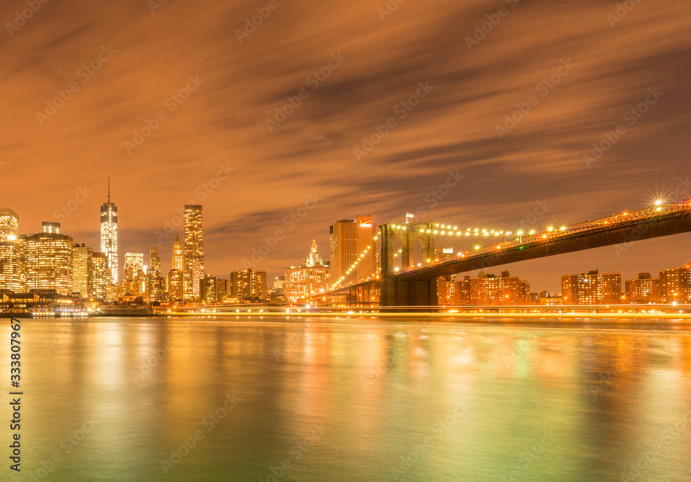 Fototapeta premium Night view of Manhattan and Brooklyn bridge