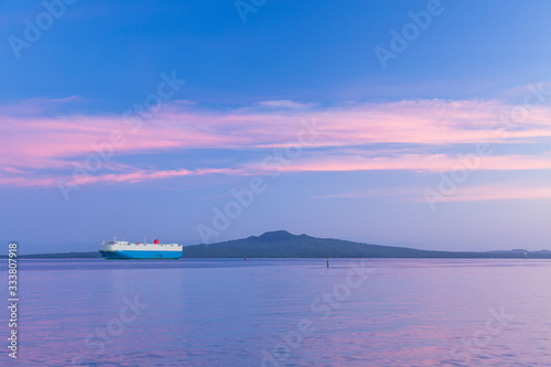 ニュージーランド　オークランドから見える早朝のランギトト島とタンカー