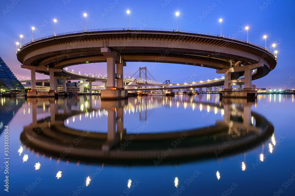 レインボーブリッジの夜明け風景 ループ橋の映り込み Stock 写真 Adobe Stock