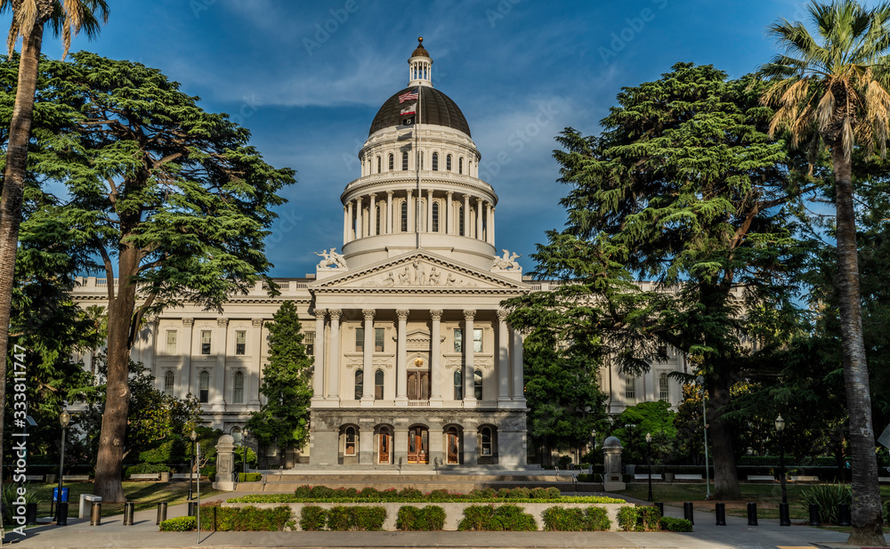 Obraz premium CALIFORNIA STATE CAPITOL BUILDING WITH CLOUDS