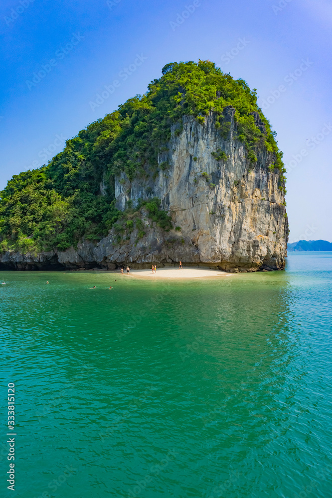 Naklejka premium Beautiful panorama of Halong Bay, Vietnam, Southeast Asia. People relax on a uninhabited island