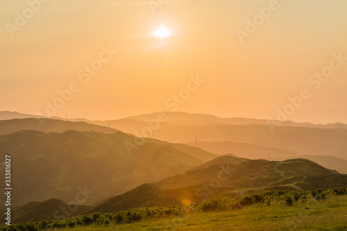 ニュージーランド　ウェリントンのマウント・カウカウからの風景と夕日 © pespiero