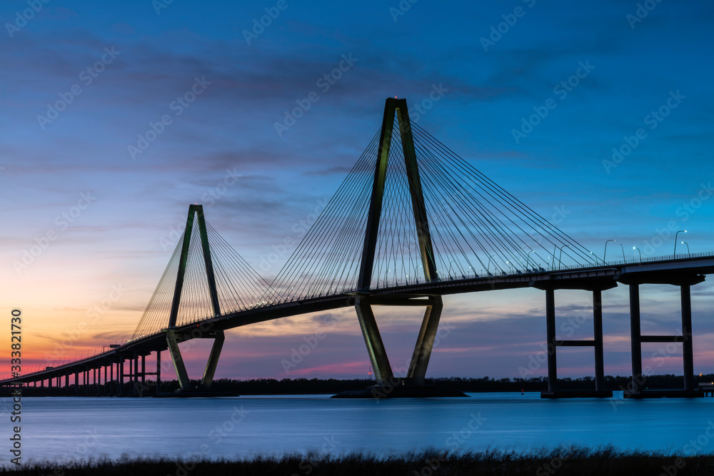 Naklejka premium Arthur Ravenel Jr. Bridge in Charleston, South Carolina at sunset.