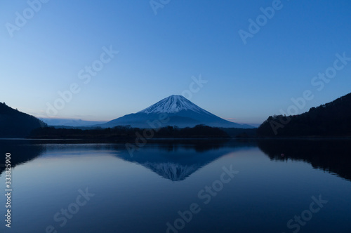 精進湖からの富士山 © kazu8