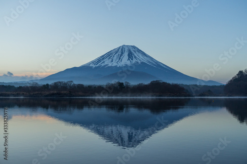 精進湖からの富士山