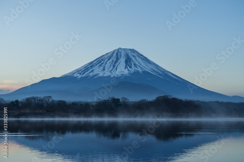 精進湖からの富士山 © kazu8