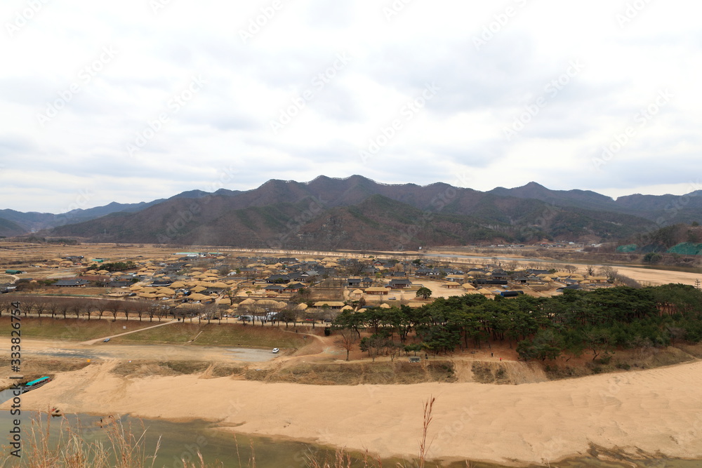 한국의 전통적인 마을이 보이는 풍경