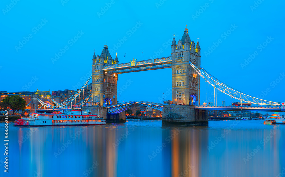 Obraz premium Panorama of the Tower Bridge and Tower of London on Thames river at twilight blue hour - London England