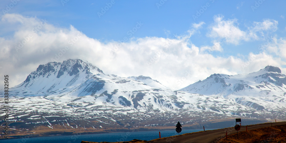 Fototapeta premium Amazing winter landscape of the snow cap on the mountain range in Iceland