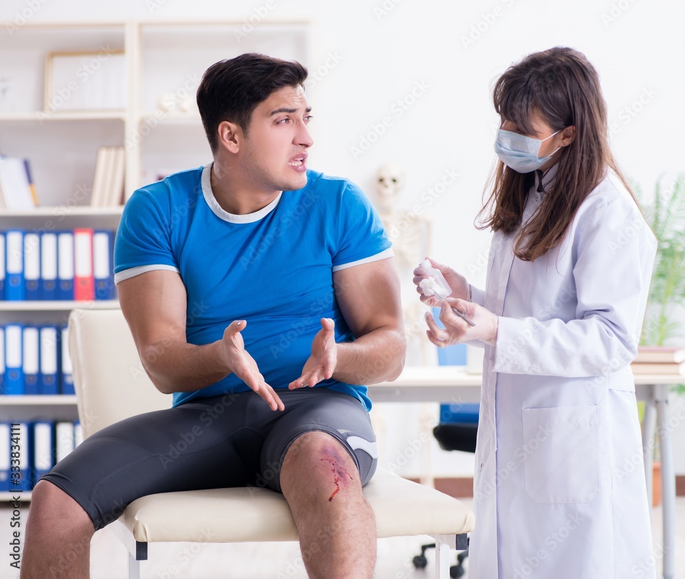 Obraz premium Patient visiting doctor after sustaining sports injury