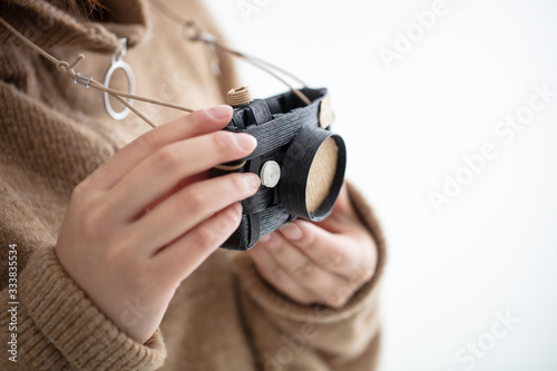 女性が手作りのカメラを持っている camera