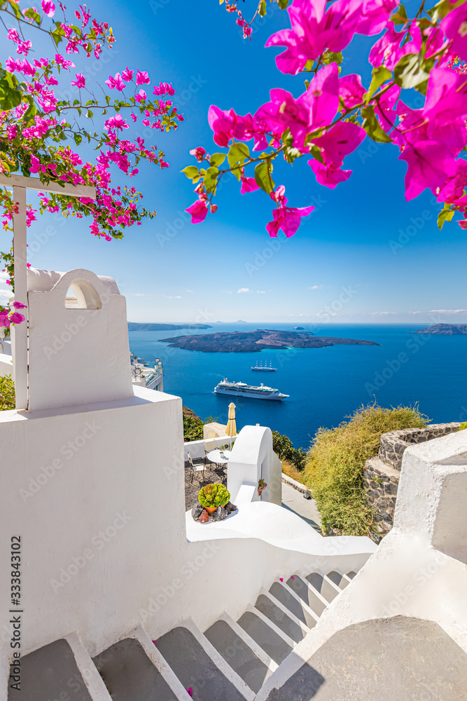 Fototapeta premium Biała architektura na wyspie Santorini, Grecja. Piękny letni krajobraz, widok na morze. Piękny taras z kwiatami, widok na morze. Wyspa Santorini, Grecja.