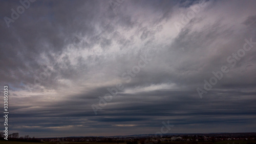 Dunkle Wolken über dem Land